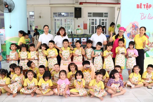 Bé tập làm nội trợ